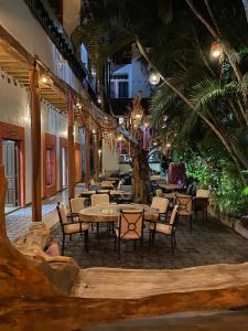 Un restaurante u otro lugar para comer en Hotel Raices de Mar