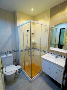 La salle de bains est pourvue d'une douche, de toilettes et d'un lavabo. dans l'établissement Pak Dee At Naithon, à Nai Thon Beach