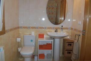 a bathroom with a white toilet and a sink at La Casa de Lines in Monforte de Lemos