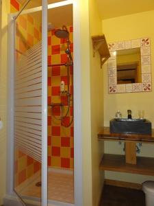 un bagno con doccia e lavandino di Chambres d'Hôtes du Moulin de Brendaouez a Guissény