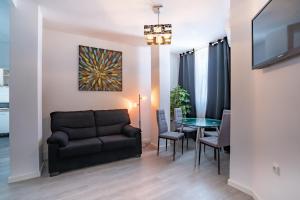 uma sala de estar com um sofá e uma mesa em Versus Apartment City Center em Valência