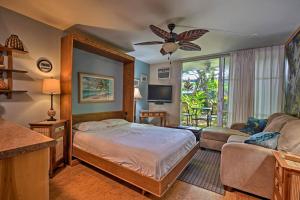 Una cama o camas en una habitación de Kailua Studio with Pool Access and Garden Views! 19 fotos más