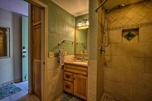 Un baño de Kailua Studio with Pool Access and Garden Views!