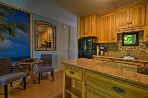 Una cocina o cocineta en Kailua Studio with Pool Access and Garden Views!