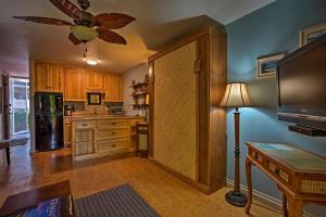 Una cocina o cocineta en Kailua Studio with Pool Access and Garden Views!