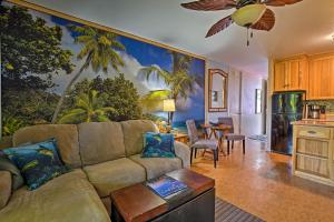Una cocina o cocineta en Kailua Studio with Pool Access and Garden Views!