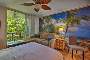 Una cama o camas en una habitación de Kailua Studio with Pool Access and Garden Views!