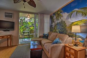 Una televisión o centro de entretenimiento en Kailua Studio with Pool Access and Garden Views!