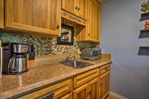 Una cocina o cocineta en Kailua Studio with Pool Access and Garden Views!