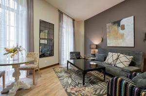 - un salon avec un canapé et une table dans l'établissement DE LA GUARDIA SUITE 2, à Oviedo