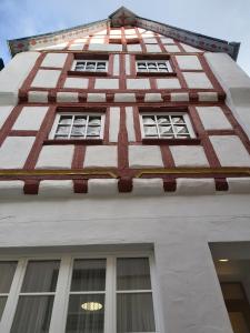 a building with four windows on the side of it at Paulusstrasse 1 in Ediger-Eller