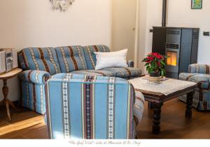 a living room with a couch and a table at The Gulf Villa - Lago Maggiore in  Monvalle 