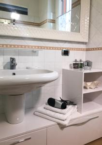 Un baño con lavabo, espejo y toallas. en The Gulf Villa - Lago Maggiore, en  Monvalle  79 fotos más
