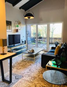 a living room with a couch and a tv at BESOTEL Erkrath- Ferienwohnungen und Apartments in Erkrath