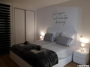 Salir de Porto的住宿－Vista da Baia，一间卧室配有一张床,上面有两条毛巾