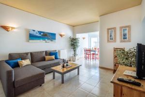 ein Wohnzimmer mit einem Sofa und einem Tisch in der Unterkunft Apartment Isabel in Carvoeiro