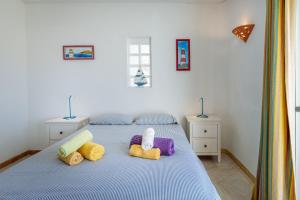 ein Schlafzimmer mit einem Bett mit ausgestopften Tieren darauf in der Unterkunft Apartment Isabel in Carvoeiro