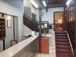eine Lobby mit einer Treppe und einer Treppe in der Unterkunft Guest house Vila Bor in Novi Sad