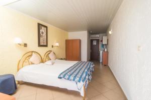Postel nebo postele na pokoji v ubytování Kommeno Bay Apartments
