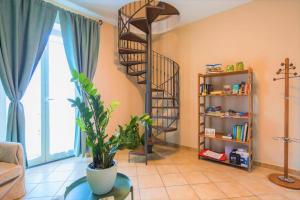 una sala de estar con una escalera de caracol en una habitación en Traulivi country house, en Meta