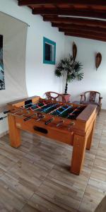 - une grande table en bois avec des armes dans l'établissement Chácara Oliveira, à Socorro