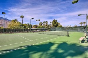 Tenis in/ali skvoš poleg nastanitve Chic Palm Springs Retreat with View Near Escena Golf oz. v okolici