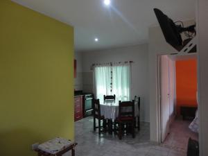 uma cozinha e sala de jantar com paredes verdes e amarelas em El Buen Descanso em Gualeguaychú