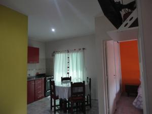 uma cozinha com mesa e cadeiras num quarto em El Buen Descanso em Gualeguaychú