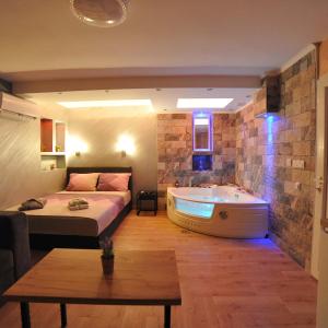 um quarto com uma cama e uma banheira em Wonderland spa apartment em Niš