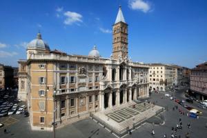 un gran edificio con una torre de reloj encima en Da Sabrina Cavour 57 en Roma