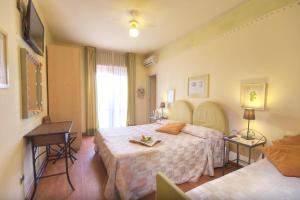 A bed or beds in a room at Hotel Marconi