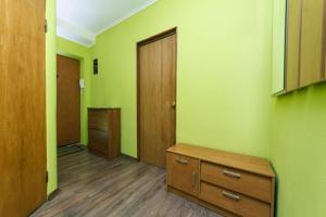 an empty room with green walls and a wooden dresser at 1 комнатная квартира м Васильковская газ и низкий этаж in Kyiv