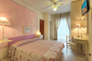 A bed or beds in a room at Hotel Marconi
