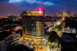 Blick auf Hermes Palace Hotel Medan aus der Vogelperspektive