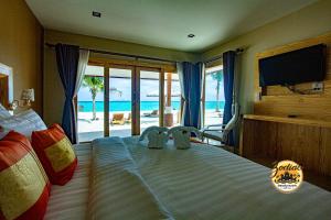 Un dormitorio con una cama con vista al mar. en Zodiac Seesun Resort, en Ko Lipe