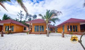 Un complejo turístico con una palmera frente a un edificio. en Zodiac Seesun Resort, en Ko Lipe