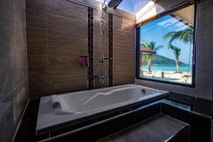 baño con bañera y vistas a la playa en Zodiac Seesun Resort, en Ko Lipe 47 fotos más