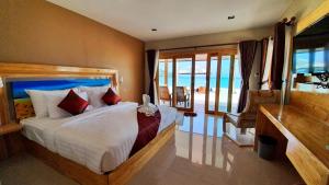 Un dormitorio con una cama con vista al mar. en Zodiac Seesun Resort, en Ko Lipe
