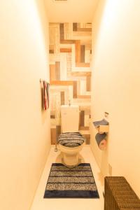 ein Bad mit WC in einem Zimmer in der Unterkunft Prosper 5th bldg 302 in Nagoya