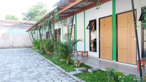 a building with a cobblestone street in front of it at Hotel Jogja Kili Suci By Simply Homy in Yogyakarta +22 photos
