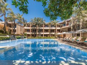 Bazén v ubytování Henann Regency Resort and Spa nebo v jeho okolí
