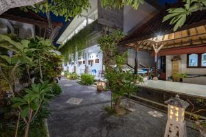 a room with trees and plants in a building at Nusa Indah Bungalow in Nusa Lembongan
