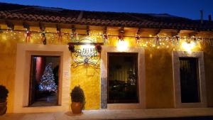 Un edificio con le luci di Natale e un albero di Natale di Hotel Posada Primavera a San Cristóbal de Las Casas