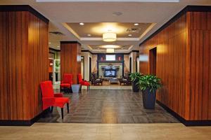 un pasillo de un hotel con sillas rojas y TV en Holiday Inn Houston West - Westway Park by IHG, en Houston 74 fotos más