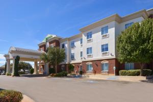 een weergave van een appartementencomplex met een parkeerplaats bij Holiday Inn Express Hotel & Suites Abilene Mall South, an IHG Hotel in Abilene