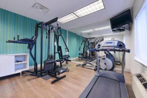 un gimnasio con varias cintas de correr y máquinas de ejercicio en Holiday Inn Express Hotel & Suites Abilene Mall South, an IHG Hotel en Abilene