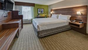 A bed or beds in a room at Holiday Inn Express Memphis Medical Center - Midtown, an IHG Hotel