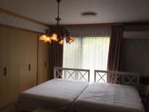 Un pat sau paturi într-o cameră la 湯布院月灯り