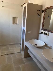 ein Bad mit einem Waschbecken und einer Dusche in der Unterkunft Agriturismo Messer Gesualdo in Nociglia