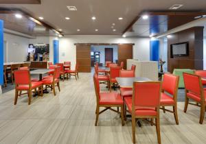 Restoran atau tempat lain untuk makan di Holiday Inn Express Denton UNT TWU, an IHG Hotel